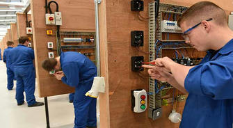 How to become an excellent electrician through free electrician courses